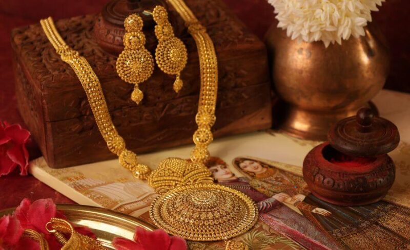 Traditional Circular Motif Gold Necklace Set