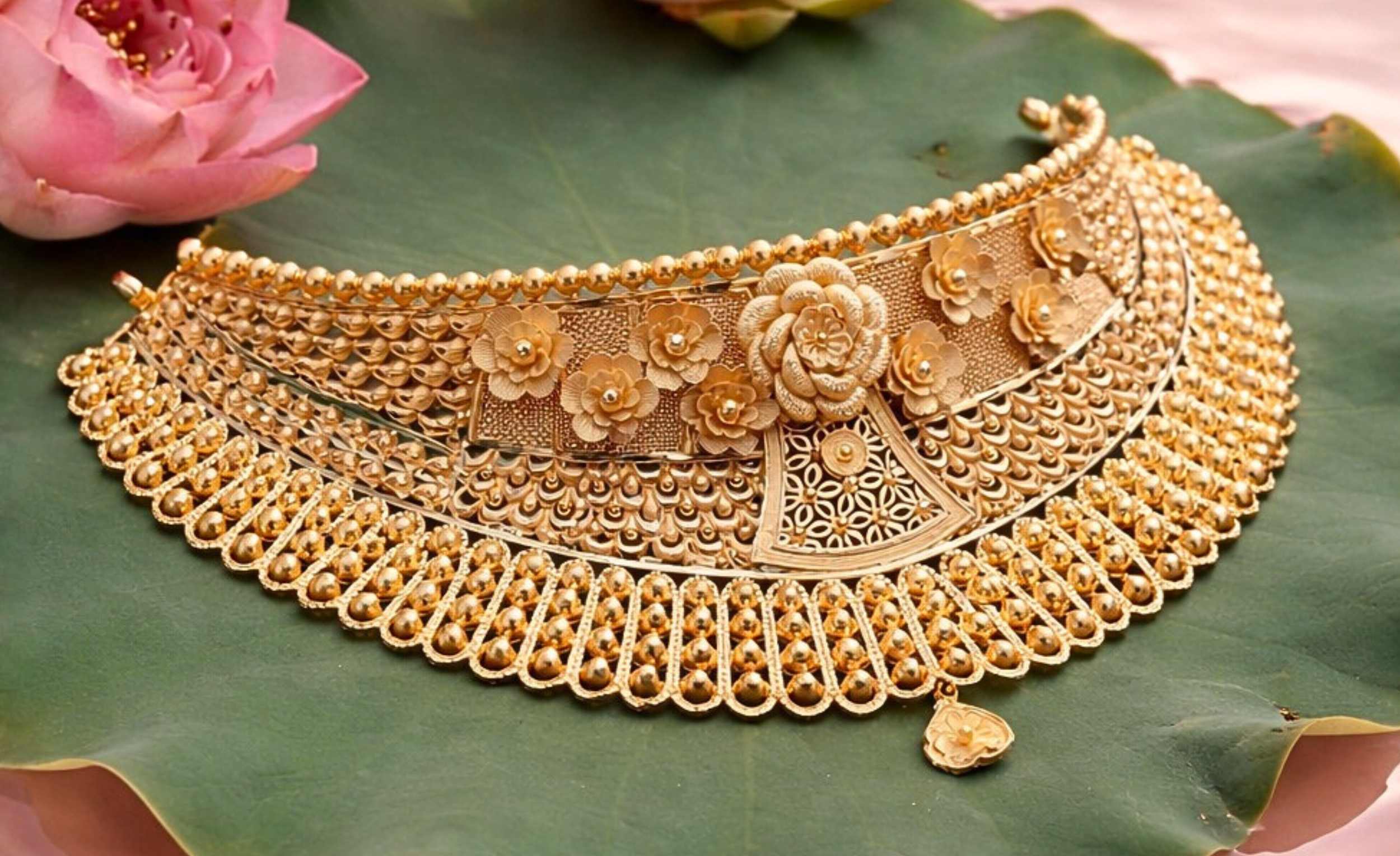 Exquisite Gold Floral Heritage Choker